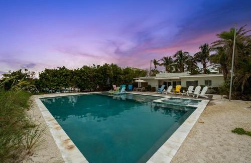 Holmes Beach House | Beachfront Bungalow