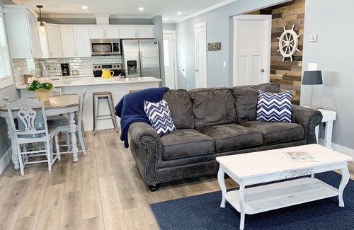 Annandale Cabin | Beachfront Cabin with Lake Views & Harry Potter Room