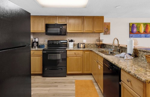 Sunnyside Condo | Beachfront Charm Meets Lake Life + Free Tickets: Dolphin Cruise & More!