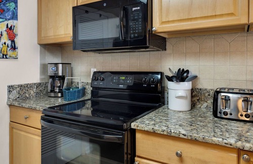 Sunnyside Condo | Beachfront Charm Meets Lake Life + Free Tickets: Dolphin Cruise & More!