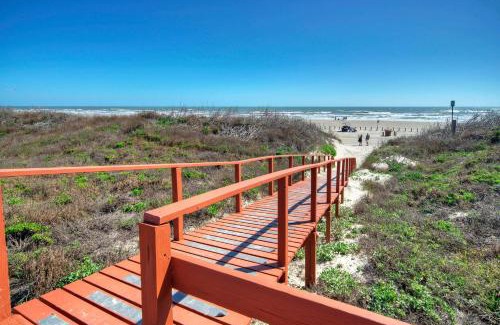 Port Aransas House | Beachfront Complex w 2 Pools Tennis Gulf Views Rise N Beach by AvantStay