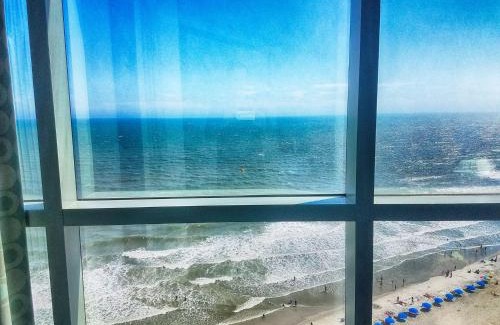 Downtown Myrtle Beach Apartment | Beachfront condo w balcony & beach access