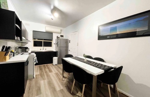 Glenelg North Apartment | Beachfront Escape No 5: Your Perfect Spot for Fun, Sun, and Sea Right on the Waterfront – Pets Welcome!