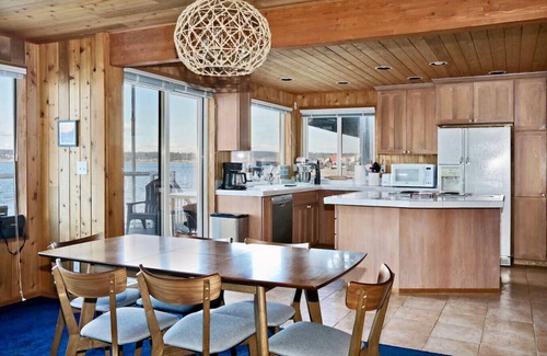 Langley House | Beachfront I WhaleWatching I King Bed I Kayak I Paddle board