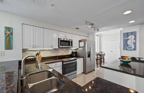 Navarre Beach Condo | Beachfront Luxury at The Pearl- Includes Beach Service