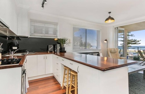 Manly Apartment | Beachfront on Golden Mile FREE Wi-Fi and Netflix