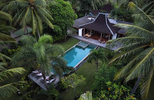 Melaya Villa | Beachfront Villas in Bali with Private Infinity Pool and huge garden.