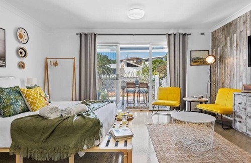 Forresters Beach House | Beachside Bliss / Forresters Beach