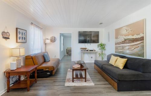 Biltmore Beach House | Beachside Bliss - Breakfast, Walk to Schooners, Sleeps 15, Fenced Privacy