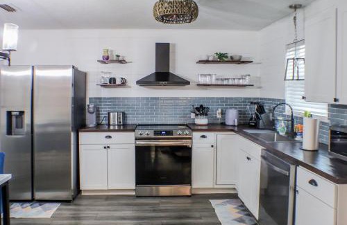 Biltmore Beach House | Beachside Bliss - Breakfast, Walk to Schooners, Sleeps 15, Fenced Privacy
