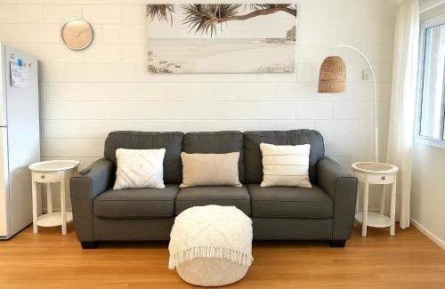 Brooms Head Apartment | Beachside Family Unit 2 mins walk to beach partial ocean view