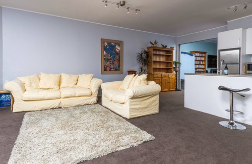 Castor Bay Cottage | Beachside Holiday - Castor Bay Holiday Apartment