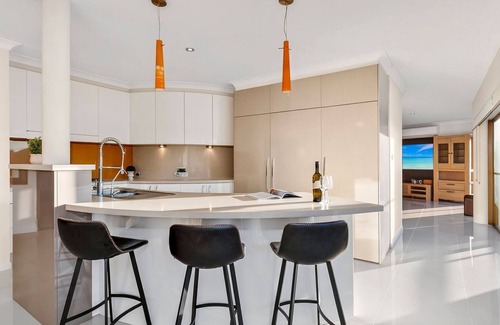 Sapphire Beach House | Beachside Manor - Stunning 6-bedroom, 3-bathroom home in an exclusive, absolute beachfront location