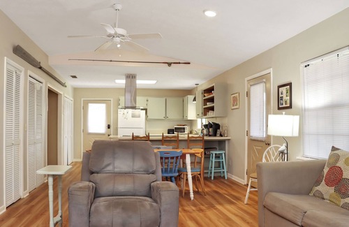 Indian Pass House | Beachside, Pet Friendly, Calm and quaint! Alfie's Place