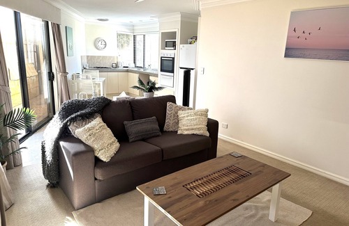 Mindarie Apartment | Beachside Retreat 1 bedroom 1 bathroom home, private pool, 15 min walk to Marina