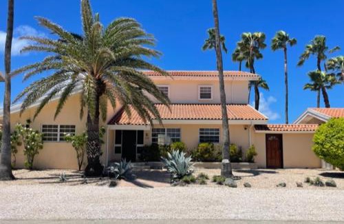 Malmok Villa | Beachside Villa at Boca Catalina