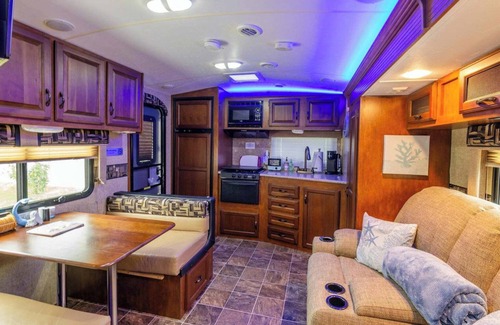 Jupiter House | Beachtime! Charming 1-bedroom trailer w/WiFi & AC & Hotwater Jupiter/Tequesta