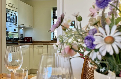Clayton Cottage | Beacon Cottage by inspirestays.com - a cottage that sleeps 2 guests in 1 bedroom