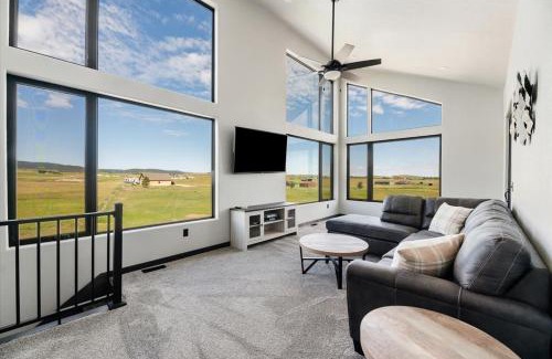 Sturgis House | Bear Butte Luxury Retreat Hot Tub Stunning Views