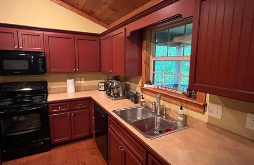 Hayesville Cabin | Bear Cub Cabin - Fireplace