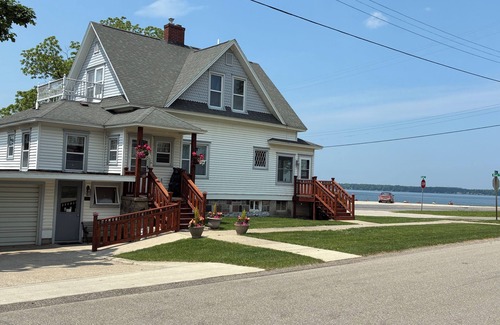 Bear Lake House | Bear Lake Garden House - 3 Bedroom house with Wi-Fi and Large Deck