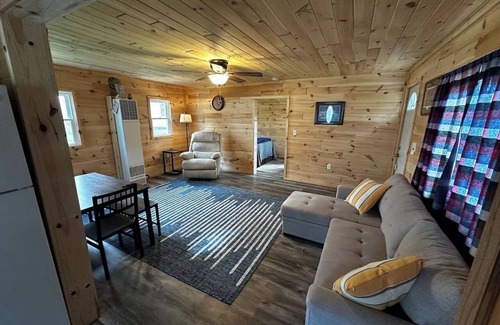 Lake Cabin | Bear Lake | Kayaks, Firepit, Lake Access, Beach