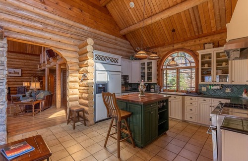 Blowing Rock Cabin | Bear Lodge at Misty Mountain - Stunning Pet Friendly Luxury Log Cabin with Grandfather Views!