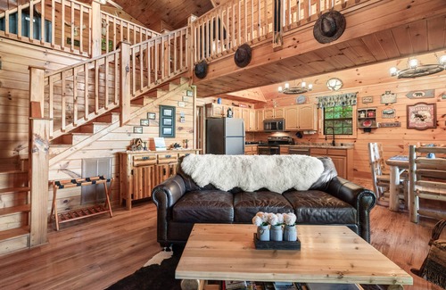 Gatlinburg - Pigeon Forge Cabin | 'Bear Mountain Chalet' in Sevierville w/Hot Tub