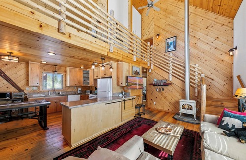 Mountain View Estates House | Bear Ridge Cabin: Hot Tub, BBQ, Quiet
