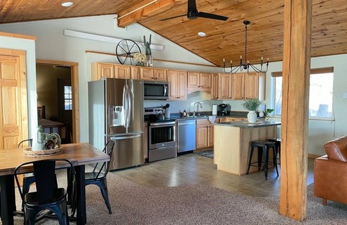 Custer House | Bear Rock Bungalow-King Bed & 2 Twin Cots
