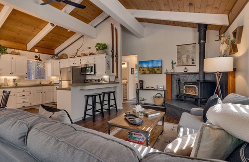 Tahoma Cabin | Bear's Den: 2 BR, 1 BA Cabin or Bungalow in Tahoma, Sleeps 4