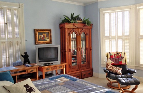 Burlington Bed & Breakfast | Bear's Den @ Squirrel's Nest B&B, LLC