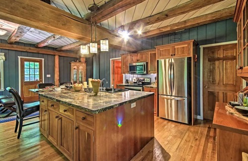 Acme Cabin | Bear's Eye View' - Mountain Retreat w/Hot Tub!