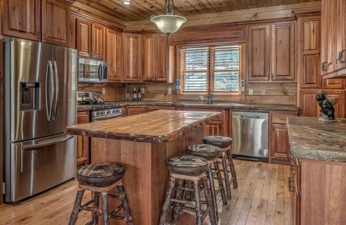 McCaysville Cabin | Bearfoot Lodge - Pet Friendly | Hot Tub | River front | Pool Table | Shuffleboard