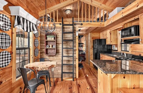 Lake Toxaway Cabin | Bears Folly Cabin is nestled in Lake Toxaway NC. Gated Community!