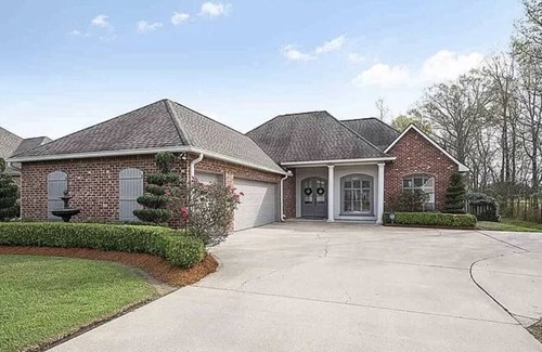 Prairieville House | BEAT THE HEAT WITH A POOL GREAT FOR LSU GAMES