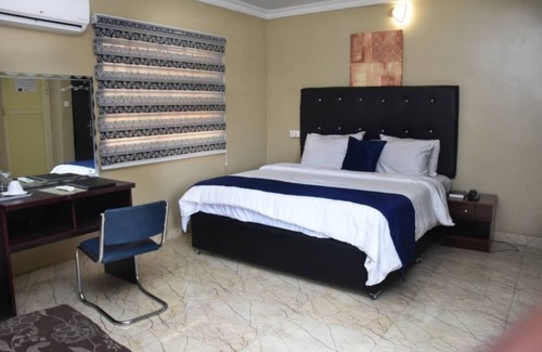 Epetu Cabin | Beautiful 1 Bed, Living Room in a Hotel Penthouse