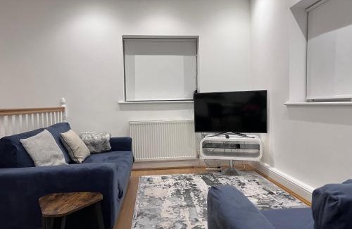 Cobham Apartment | Beautiful 1 BED Serviced APARTMENT COBHAM Town Centre