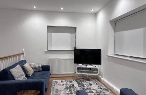 Cobham Apartment | Beautiful 1 BED Serviced APARTMENT COBHAM Town Centre