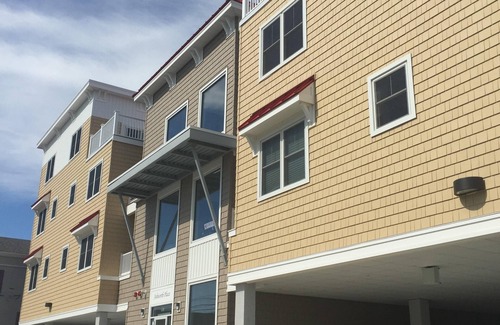 Hampton Condo | Beautiful 1-Bedroom Luxury Condo Sleeps Up to 4, Block to Beach