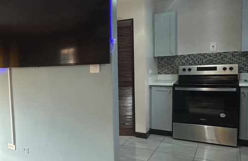 Portmore Villa | Beautiful 1-bedroom villa, kitchen, dining room, AC, WiFi, Pool, Beach access