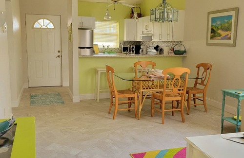 Mid Island House | Beautiful 2 bdr/2 bath townhome; dog friendly; 5 minute walk to the beach