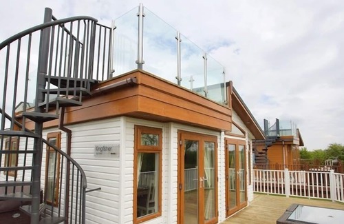 Stretham House | Beautiful 2-Bed lodge with hot tub and saunain Ely