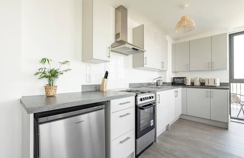 Barking Apartment | Beautiful 2 Bed Penthouse with balcony views Ldn