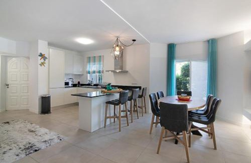 Almancil Apartment | Beautiful 2 Bedroom Self Catering Apartment with Private Pool and Garden in the Encosta do Lago Resort in Quinta do Lago