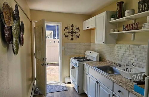 Rahway Apartment | Beautiful 2-bedroom apartment in Rahway, close to Newark Airport and NYC trains.