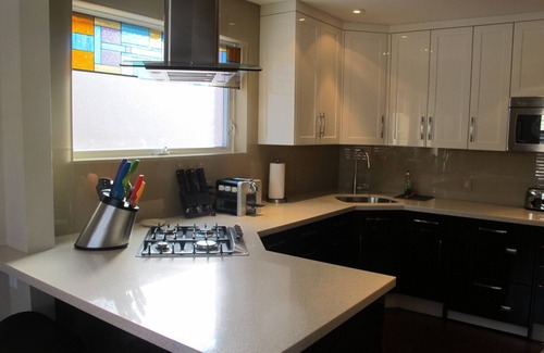 Wanless Park Apartment | Beautiful 2 bedroom home - includes laundry and parking