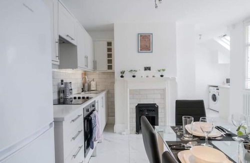 Brasted House | Beautiful 2 Bedroom House With Spacious Garden BBQ