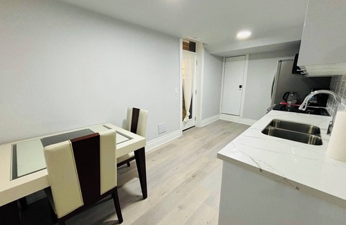 Etobicoke Apartment | Beautiful 2 Bedroom Suite, Full Kitchen and Bathroom
