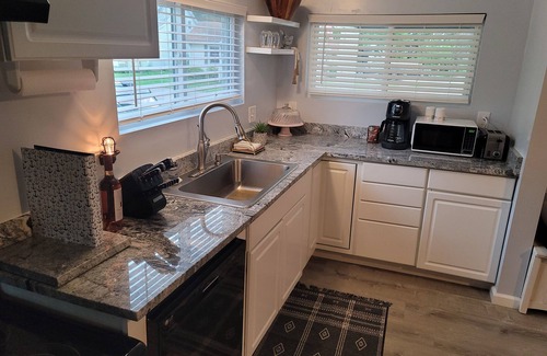 Millersport House | Beautiful 2 Bedroom GRACE COTTAGE. Adjacent to lake